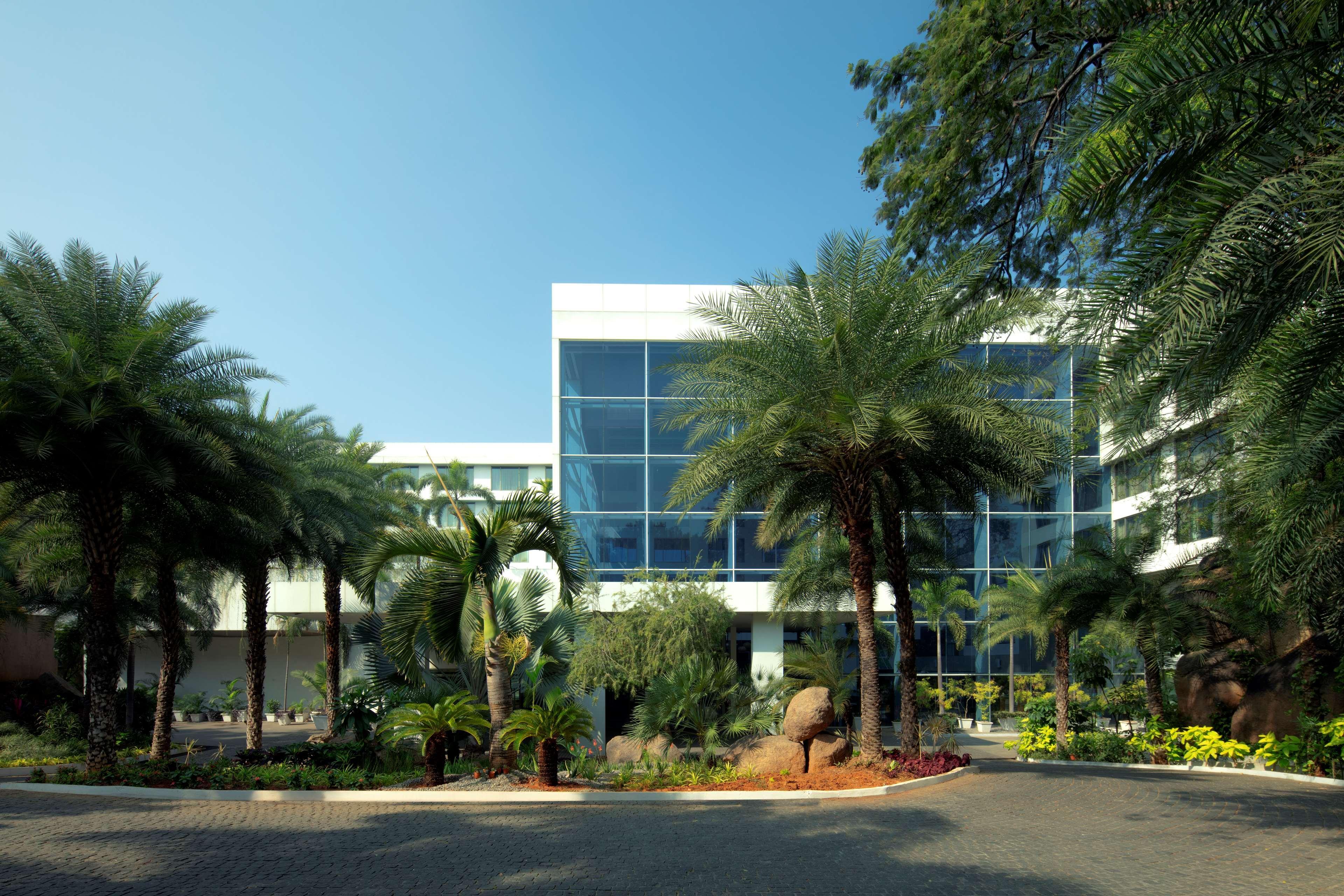 Radisson Blu Plaza Hotel Hyderabad Banjara Hills Exterior foto